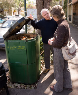 Chippendale_kerbside_plantings-021009_2 Local resident, Michael Mobbs, shows Randwick City Council sustainability educator, Fiona Campbell, how the community compost system works.
